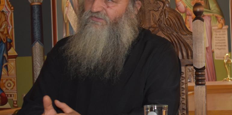 Светогорски монах изнася беседа на Деня на града в Перник
